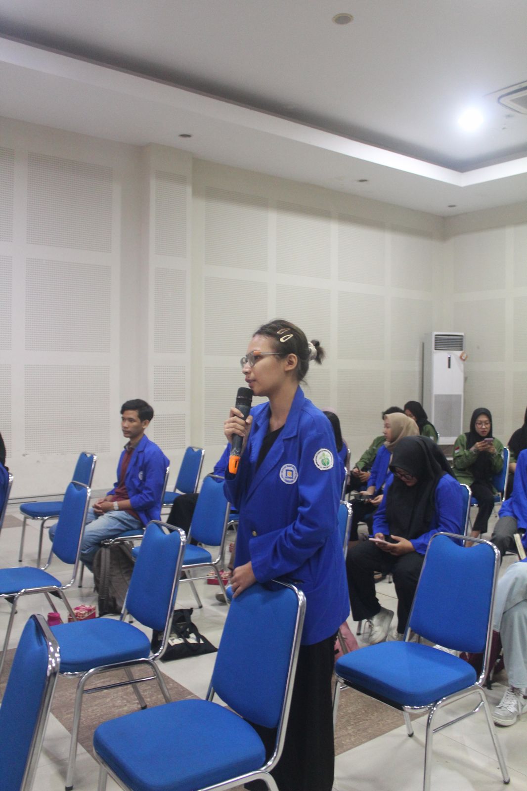 Student Brainstorming For Health Faculty